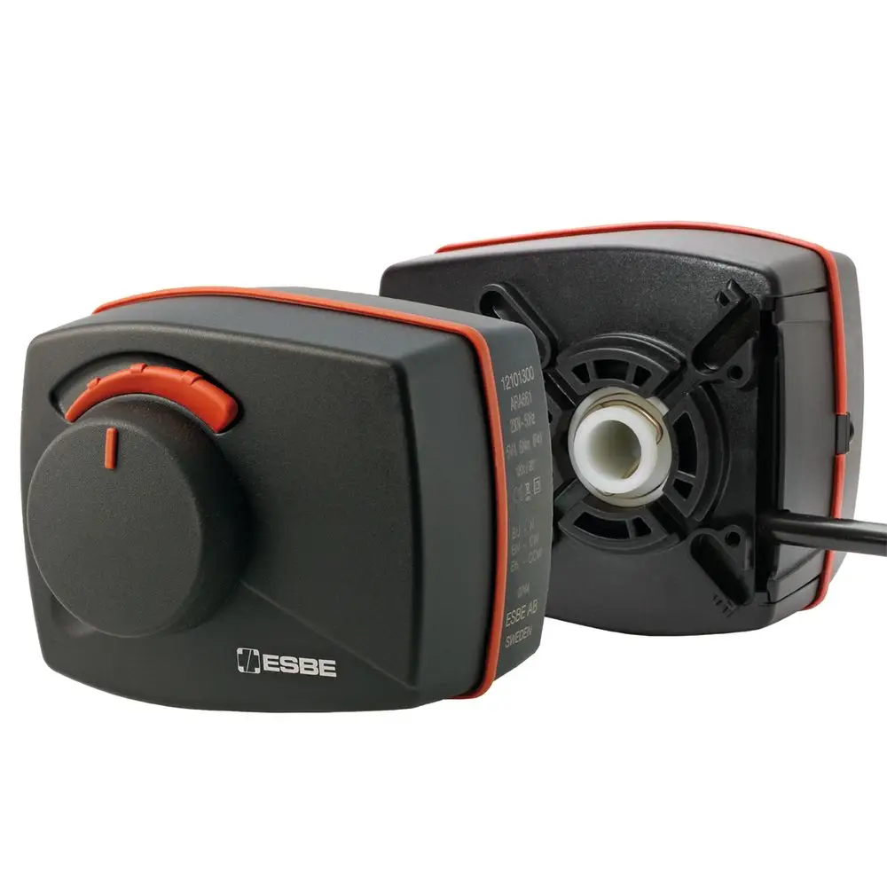 Ersatzmotor von ESBE mit Drehregler, schwarz mit orangen Akzenten, zur Verwendung in bestimmten Heizungsserien. Sichtbare Anschlusskabel und Montagemaßnahmen sind erkennbar.